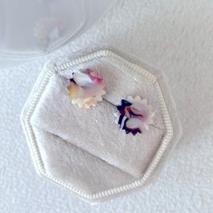 Flower outline acrylic stud earrings